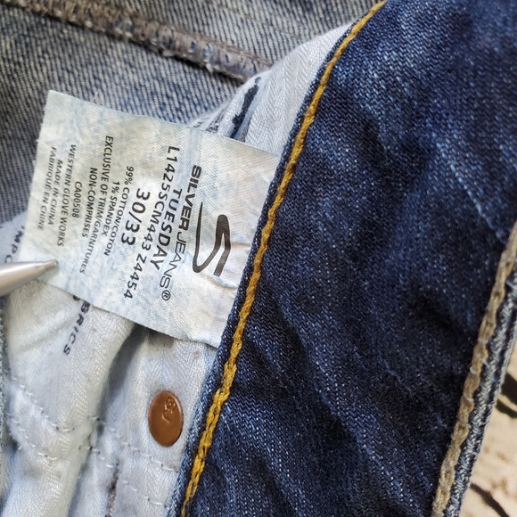 Silver jeans cuffed capri. Tuesday size 30/33. Excellent condition. - Picture 5 of 9